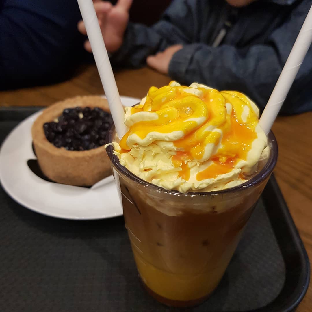 올해 트렌드가 호박이라더니 스벅도 신메뉴로 출시했네요 👉#단호박라떼위드샷 with #블루베리치즈케이크 #스타벅스#커피수혈