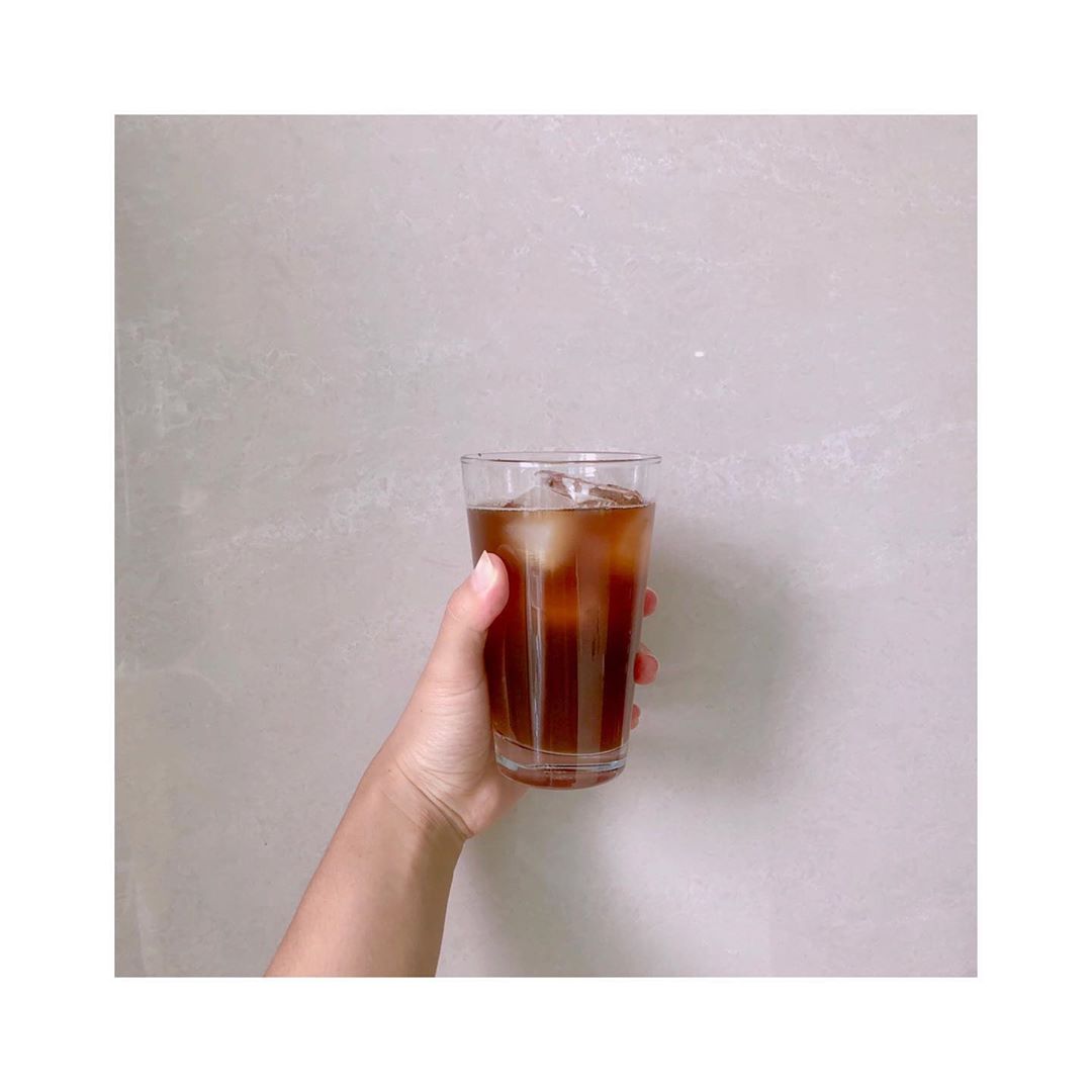sᴜᴊɪɴ 👑 on Instagram: “아메리로 다이어트하기✌🏻 물에 타서 마시는게 분말형 다이어트 스틱이 간혹 입에 안맞거나 물리는 경우가 있는데 이건 아메리카노에 헤이즐넛 시럽 넣은 맛이라 아주 취향저격임💗 하루에 두번 한포씩 물에 타서 아주 잘 먹고있음!!!!! 커피를 마시는데…”