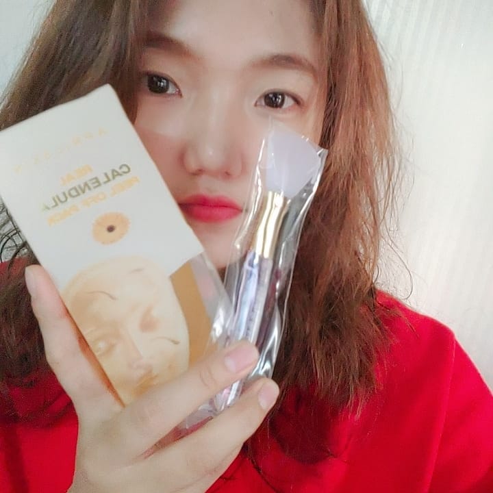 woo.yul.oh.kim🍀💖 on Instagram: “👩🏻 써보고 싶었던 에이프릴 #카렌둘라필오프팩❤ . 88만개 완판! 만족도 99.9%! #리얼카렌둘라필오프팩 은 피지를 흡착하고 각종 노폐물을 관리해주면서 카렌둘라꽃 원물이 피부에 수분을 공급해 매끈한 피부를 만들어주는 필 오프 팩이다. .…”