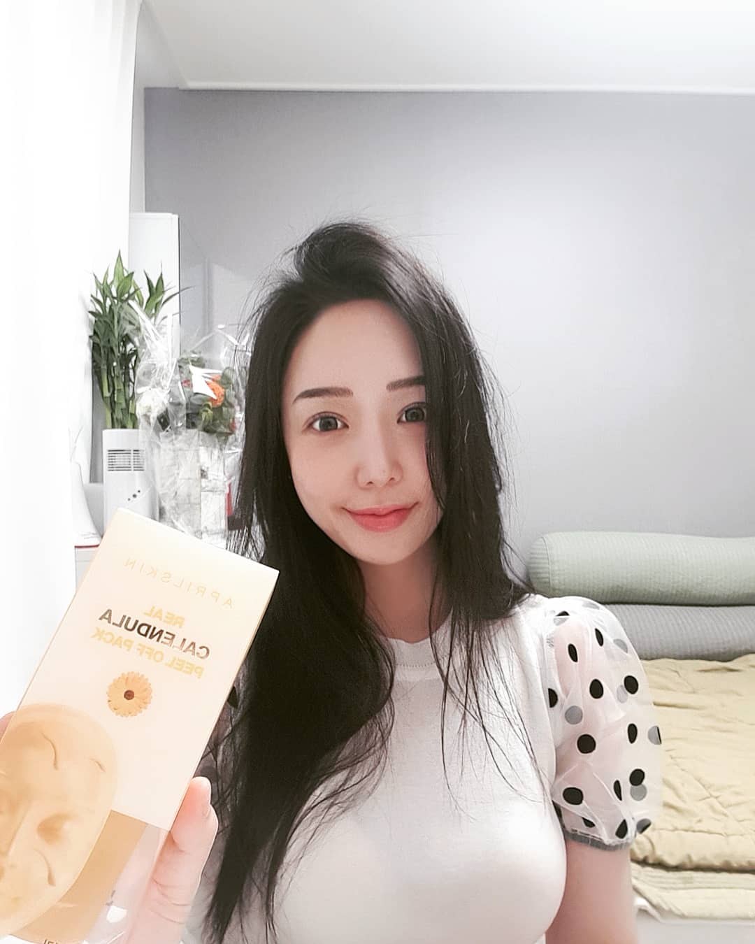 센스쩡 💋 on Instagram: “😎 미세먼지탓에 좁쌀트러블이 가끔 올라오는데ㅜ 각질제거 주기적으로 해줘야하는것도 아는데ㅜ 필링관리를 하면 피부자극이 심하게되고 되려 더 피부가 안좋아지는 1인 . . 에이프릴스킨리얼카렌둘라팩은  저자극 필오브팩이라 자극없어요 특히 같이오는 요…”