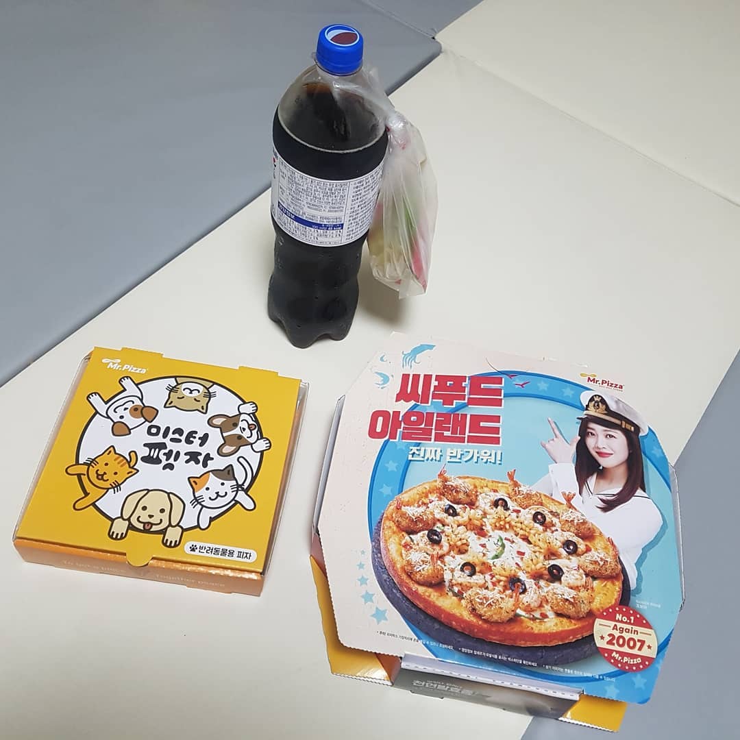 유나네집🐥 on Instagram: “너만먹냐 나도먹고싶다멍😏 . . . 너를 위한 펫피자🍕 미스터피자에서 새로나온 펫페퍼로니🤘  페퍼로니피자와 같은 모양으로 댕이도 냥이도 같이 먹는 맛있는 피자🍕 쌀가루와 무염치즈,소고기 방울토마토,고구마,닭가슴살이 들어있는PET페퍼로니 👉모든과정은…”