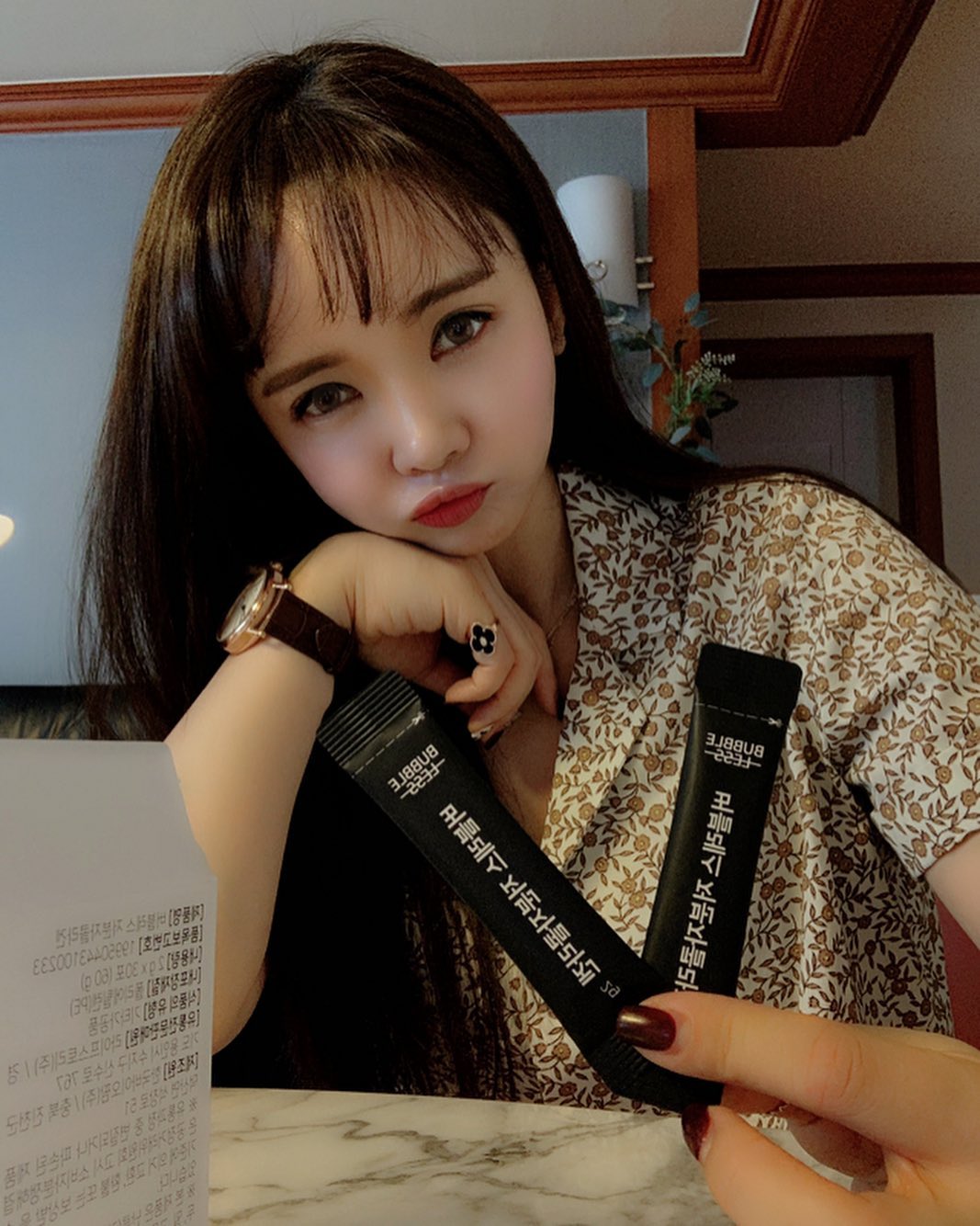 ˢᵒʸᵁᵁ🌈소유 on Instagram: “_ 나의 초크초크한 피부를 만들어주는 버블레스 콜라겐 🖤✨_ 거품가를 뺀 실속있는 가성비 제품을 제공하는 '버블레스'의 신제품입니댜🧡 분자 구조가 작은 피쉬 콜라겐을 사용하여 체내 흡수율이 높구요 콜라겐 합성의 기본 물질인 비타민C와  활력을 위한…”