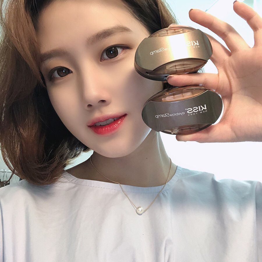 🅨🅤🅝_🅢🅔🅞 on Instagram: “[키스뉴욕 아이브로우]  한 손에 딱 잡히는 사이즈로 휴대하기 좋아요 🙆🏻‍♀️ 또 왼쪽, 오른쪽 퍼프가 각각 슬라이딩 자석으로 더 편리하고 미니 듀얼 브러쉬가 내장되어 있어, 자연스러운 연출이 가능합니당 💓 . .  #키스뉴욕 #아이브로우추천…”
