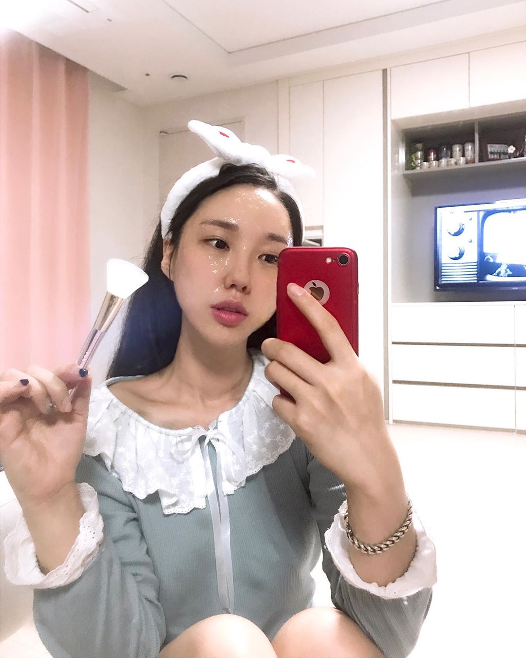 장래희망 : 한량 on Instagram: “ᴅᴀʏ ᴏғғ 쉬는 날 집에서 청소하고 빨래돌리고 팩하면서 쉬는게 행복한 #집순이 필오프팩인데 뭐가 이렇게 자극이 없징 ? 카렌듈라 꽃잎이 가득가득🌼  민감해서 필링제나 자극적인 제품 못쓰는데  요거는 진짜 자극하나 없이 보드라움💛 👉🏻…”