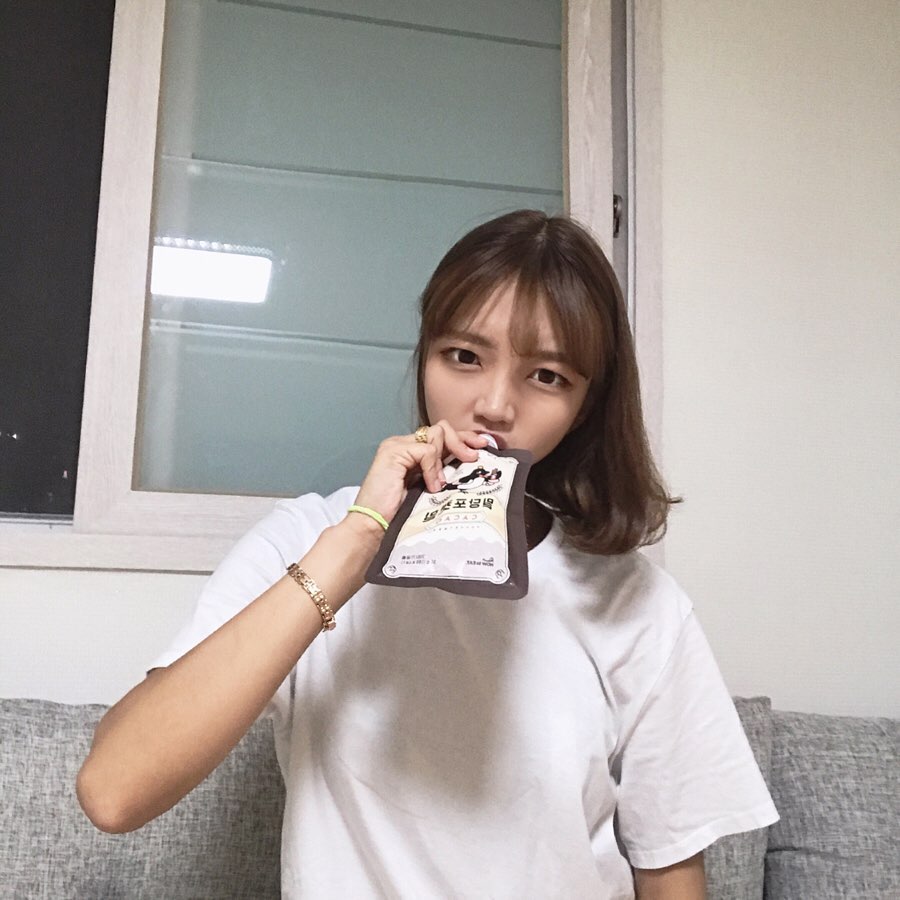 🦄루미(ʀᴜᴍɪ)🦄 on Instagram: “쇼핑몰때메 선식까지 먹는구나😱 #반전 #맛있어 #내가산다이어트식품 . . 저칼로리지만 한 끼에 들어가야 하는 영양성분다 들어가있어서 선택함 우유 못먹는 나에게 우유 없이 물만으로도 충분히 맛을 내길래 굿이라 생각! 어디서든 타서 먹을 수 있도록…”