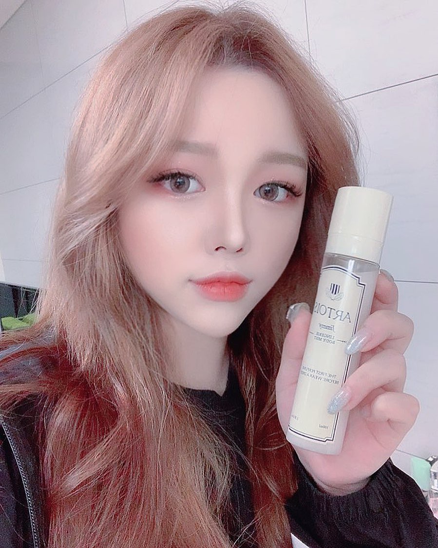 박미소란 on Instagram: “샤워하고 귀찮게 바디로션 안발라도되고 뿌리기만하면 하루종일 좋은냄시가 난댜🙂 내껀 바닐라머스크향이라 자기전에 뿌리고자면 포근하게 잠도 잘오고 알콜향이 1도안나서 머리도 안아파서 넘모조타❤️💕 #천사연구소 #아르투아 #아르투아바디미스트…”