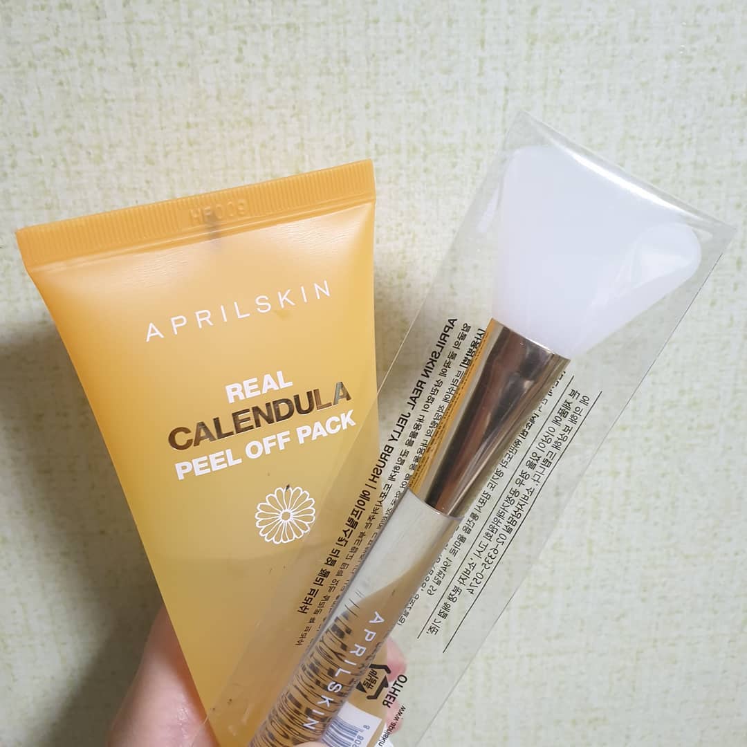 뿡로로 on Instagram: “#블랙헤드없애는법 #각질빠빠  갑자기 어느순간 블랙헤드가 보일 때 각질 때문에 화장이 잘 안먹힐 때  검색 했는데 요물 발견! #카렌툴라필오프팩  귀차니즘을 이기고 요고랑 카렌툴라 마스크팩까지 하면 담날 화장이 다름☝️ 경험해보지 않고는 못느끼는…”