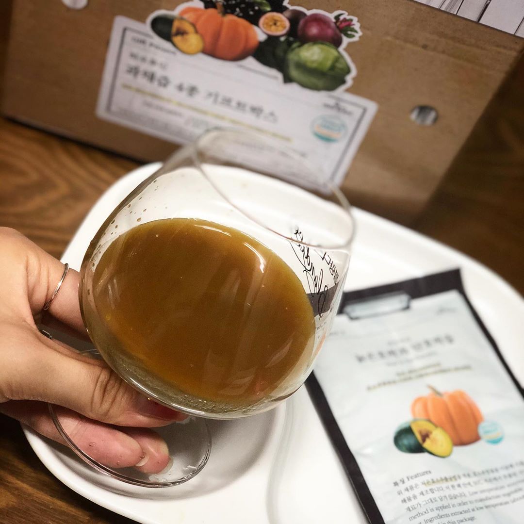 My page 🍒 on Instagram: “최근들어 나한테 살빠졌다 하는 사람들 많은데 살이빠진게 아니라 붓기가 빠진듯 하다 💜호박수라고 티백파는데 그런게 효과 너무 없어서 저온효소 공법으로 만들어진 호박즙 픽😘 진한색감 진짜 호박먹은거 같은 느낌과 맛 달지않아 더좋다 . . . #건강즙…”