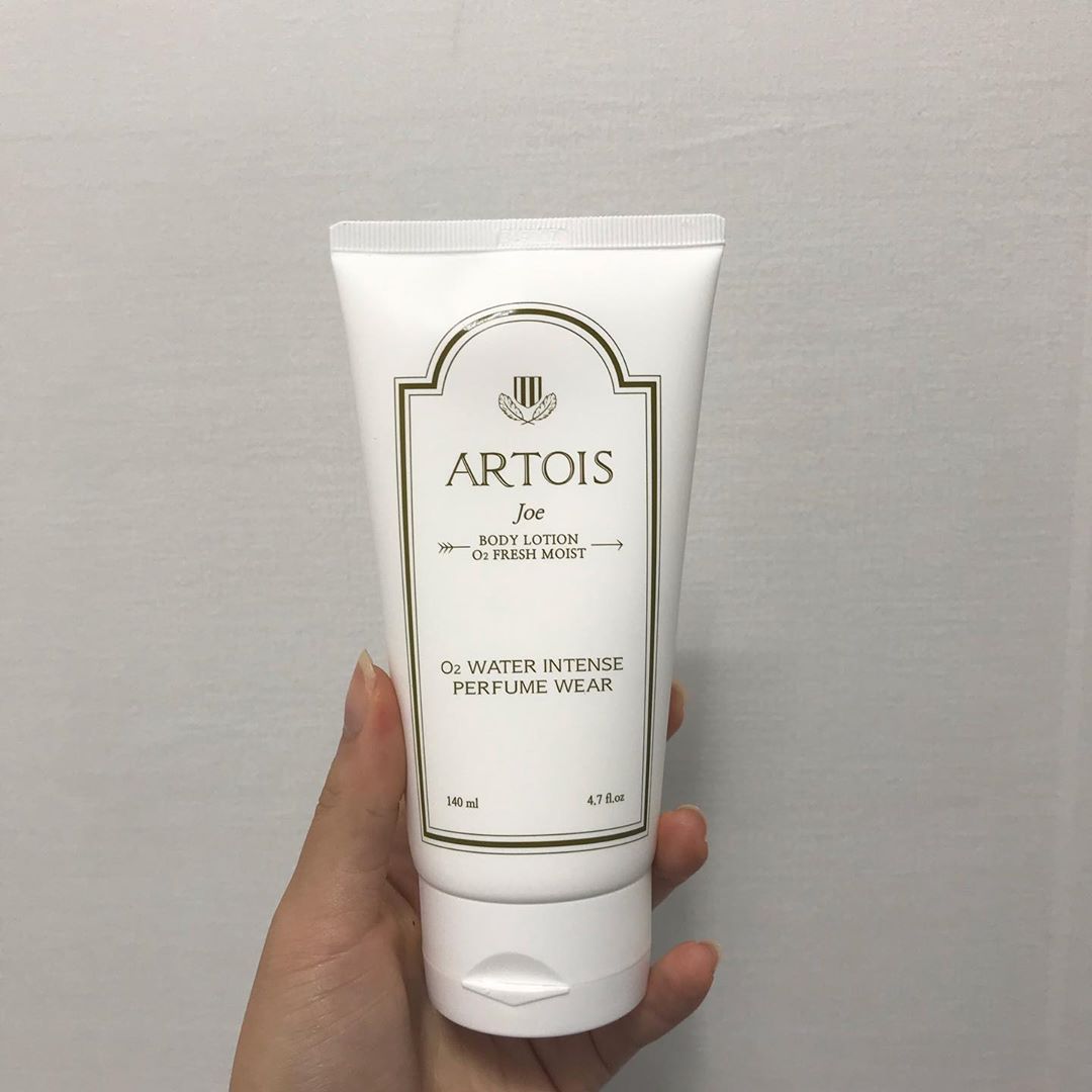 김혜현 (金惠賢) on Instagram: “아르투아바디로션 👐 향이 부드럽고 비누향이 남❕끈적임없이 빠른 흡수에 안정성분들만 들어있어서 너무 맘에든다😊 . . . #천사연구소 #아르투아 #아르투아바디로션 #바디로션추천 #바르는향수 #향수바디로션 #송강바디로션 #여행필수템 #artois…”