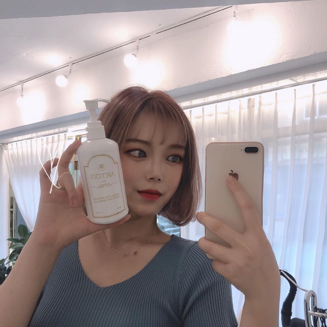 𝓱𝓲𝓱𝓮 on Instagram: “#천사연구소 #아르투아 #아르투아바디워시 #바디워시추천 #바르는향수 #향수바디워시 #송강바디워시 #여행필수템 #artois #아르투아바디로션 #바디로션추천 #향수바디로션 #송강바디로션  고급스러운 향이 나는 향수바디워시인데 향수보다 향이 더오래가고…”