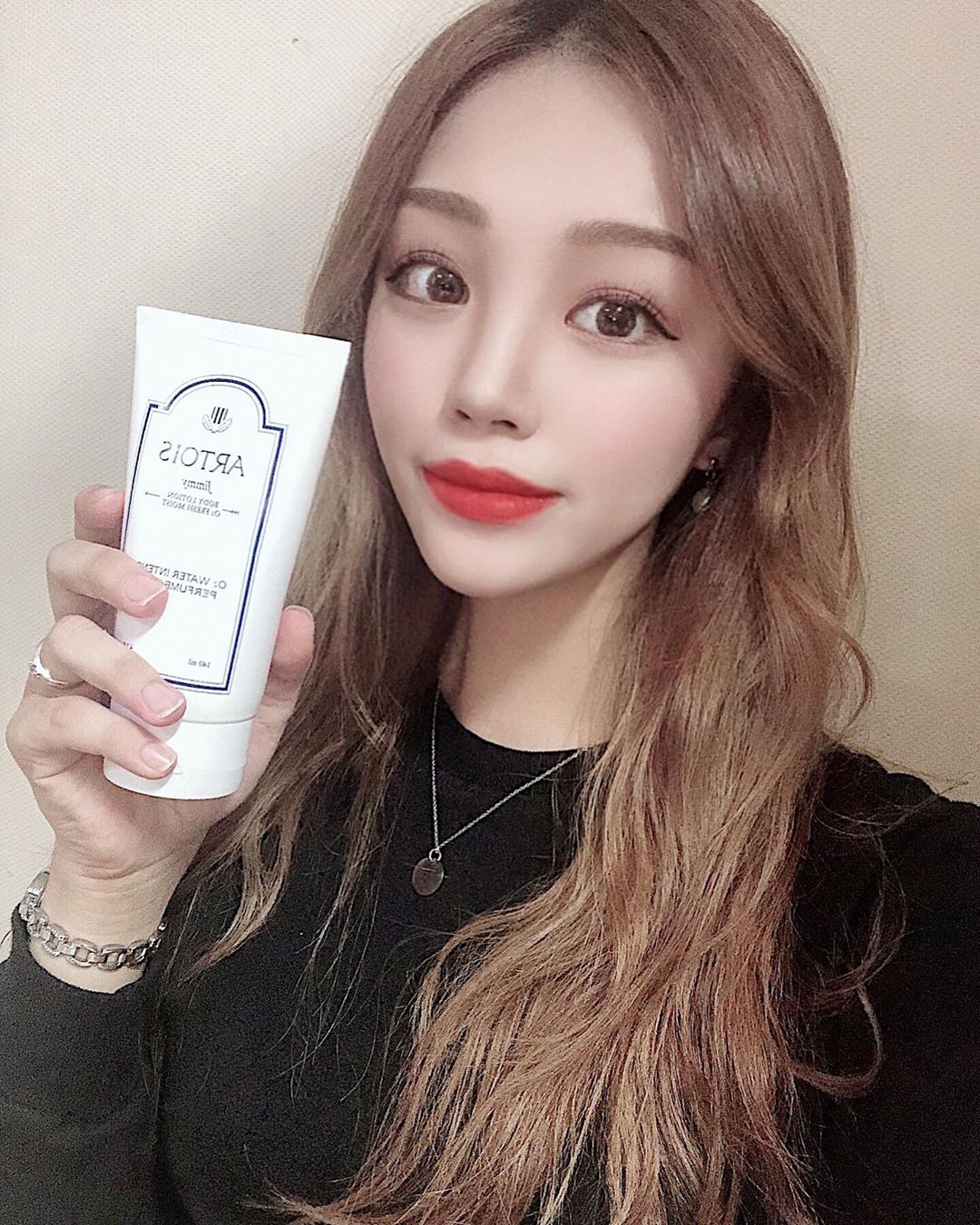 소 이 (23) on Instagram: “요즘 무슨 향수를 써야하나 했는데 요즘 날씨에 딱인 바닐라 머스크향이 너무 좋은 
아르투아바디로션🤭💜
성분도 식물성이라 전연령 사용가능하고 
바디로션인데 향이 향수만큼 오래남고 끈적임없이 바로 흡수되서 피부가 보들보들 해진다 너무 좋앙 ☺️😍❤️”