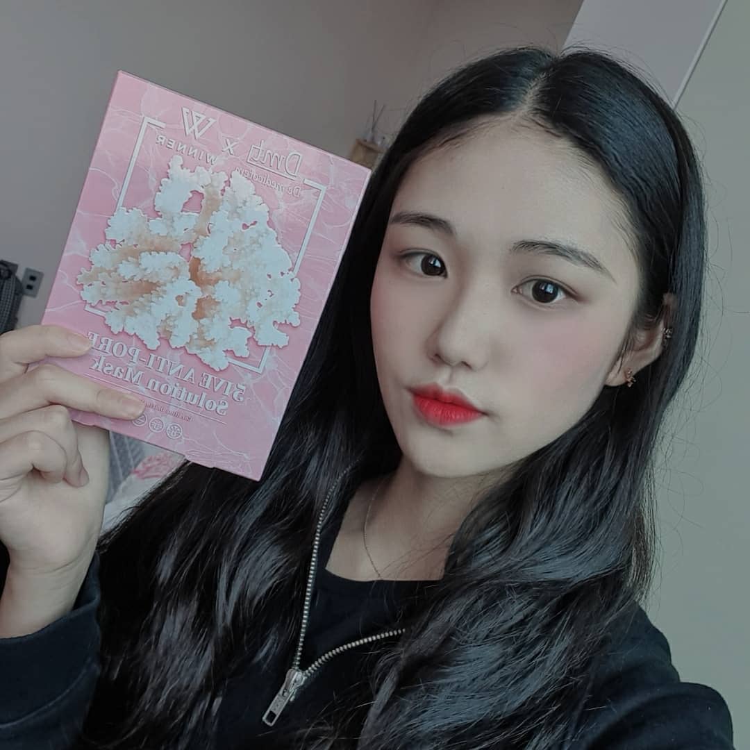 권혜수 on Instagram: “팩하구 시험 잘볼끄야🙈
짱 촉촉하구 안 끈적거리니까 부담 없다!
#더메디코템 #Demedicotem #DMT #청결마스크팩
http://www.demedicotem.co.kr/”