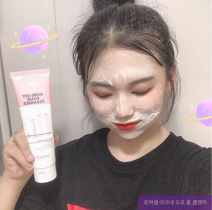 김수빈 on Instagram: “✨ 로하셀 아크네오프 폼 클렌저 ✨  여드름과 트러블 완화에 도움이 되는 살리실산과 칼라민이 함유된 폼 클렌저라고 합니다🐰 쫀쫀하고 풍성한 거품으로 피부 자극을 최소화하고 모공 속 노폐물을 흡착하여 건강한 피부를 만들 수 있는 제품이래서 제가…”