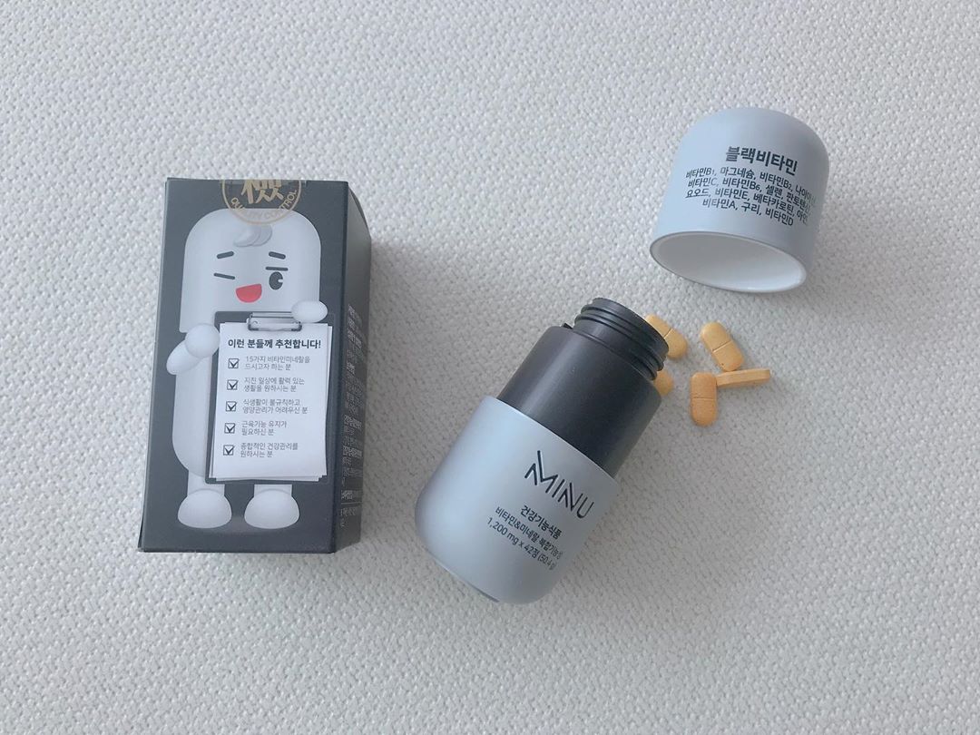 백장미 on Instagram: “⠀⠀⠀⠀⠀⠀⠀⠀⠀⠀⠀⠀⠀⠀⠀⠀ ⠀⠀⠀⠀⠀⠀⠀⠀⠀⠀⠀⠀⠀⠀⠀⠀ ⠀⠀⠀⠀⠀⠀⠀⠀⠀⠀⠀⠀⠀⠀⠀⠀ 미누 블랙비타민 🖤 자주 피곤해하는 진우아빠를위해 준비했어요 남성에게 필요한 15종의 미타민과 미네랄이 배합되어있고 16가지 부원료까지 들어있어요…”