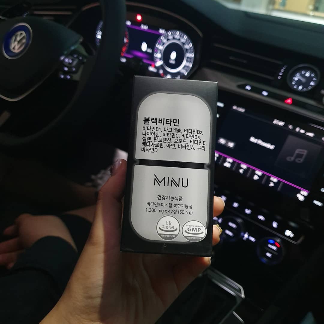 姜海仁 on Instagram: “오빠가 요새 활력이 떨어진 것 같아 ... .. . 착한 여자친구로 선물해조땅!❤ 오빠 이거 먹으면 이제 힘 빵빵이야 #미누 #minu #미누블랙비타민 #블랙비타민 #미누비타민 #minu블랙비타민 #minu비타민 #미누멀티비타민 #미누종합영양제…”