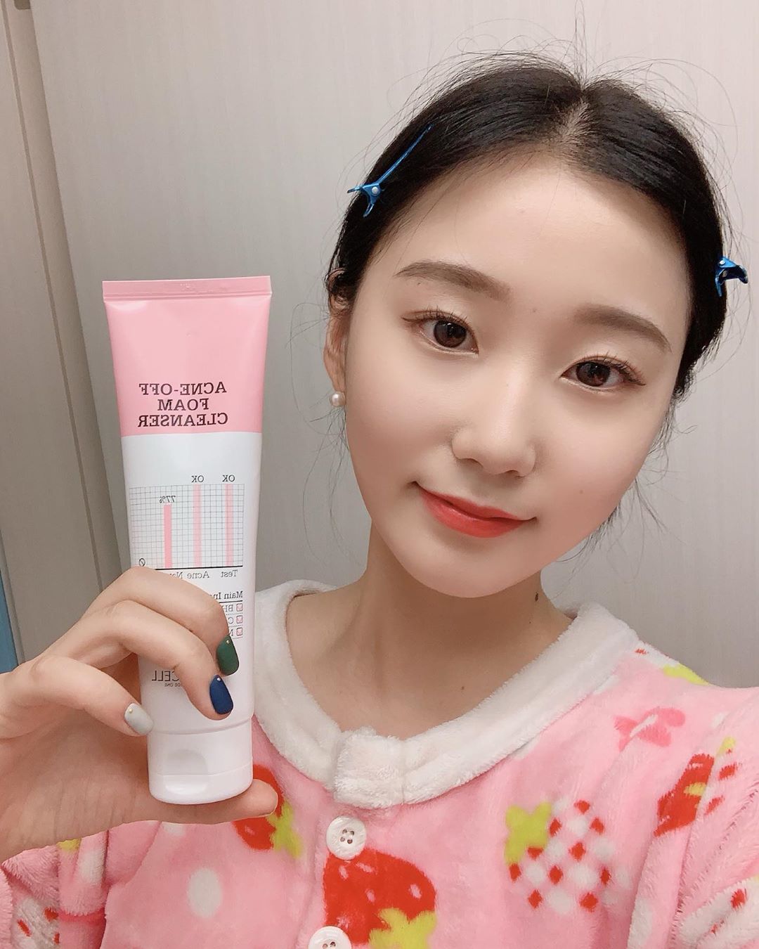 SENG(셍둥이,21) on Instagram: “LOHACELL ACNE-OFF FOAM CLEANSER  피부고민까지 비워내 깨끗해지는 피부😊 여드름 관리 제품으로 트러블난 요즘 사용하고있는 폼클렌징🧖‍♀️ . . .…”