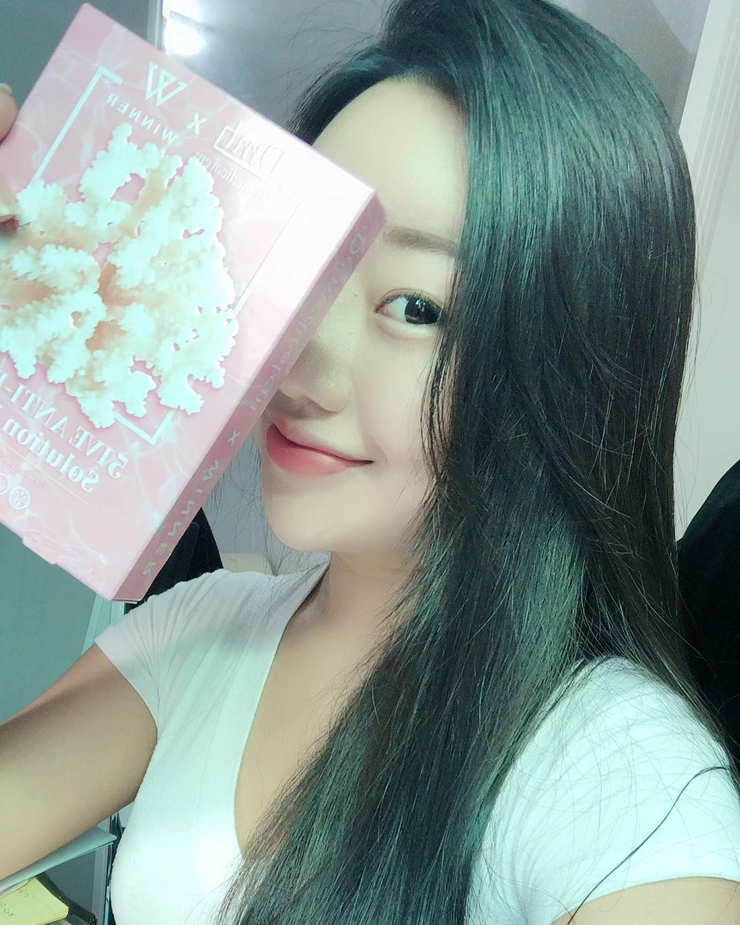 나 라 on Instagram: “처음에 뜯었을때 흔히 알고있는 투명마스크팩이 아니라 검정색 팩이더라구요! 얼굴에 붙이고 몇분 지나니 다른팩들과 달리 얼굴에 붙더라구요! 떼어내니 아주 촉촉했어요..! 화장도 아주 잘먹고 오랜만에 너무 만족스런 제품을 찾았어요 ~ㅎㅎ 국내 신생브랜드라…”