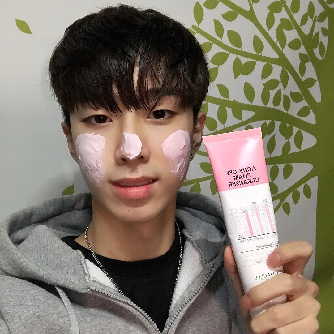 김혜성 on Instagram: “여드름성 피부 전용 로하셀 아크네 오프 폼 클렌저!!🧼🧼”