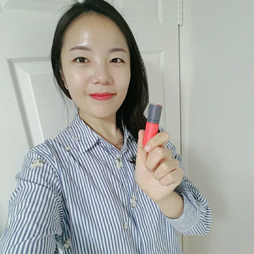 라니 on Instagram: “건조해지니 틴트 바르니 각질 생기고 주름부각되고 난리다ㅠㅠ일반 벨벳 틴트들이 색은 예쁜데 건조해서 그른가보다. 근데 아리따움 아쿠아벨벳 틴트는 색도 예쁜데 완전 크리미하게 발리고 수분감까지 다 해결됨😍 기존 벨벳 틴트들의 건조함을 보완해주는…”