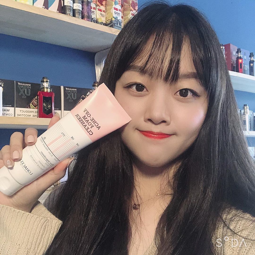 정은 on Instagram: “트러블 피지 완화 최고 왕 쫀뜩이 클렌징폼 😍 거품 많이서 세안할때도 깨끗하 세안 되고 모공도 깨끗하세 청소를 해준다 !  성분도 너무 착해서 세안만 잘 해도 건강한 피부 유지할수 이찌😆 . . . #로하셀 #로하셀아크네오프폼클렌저…”