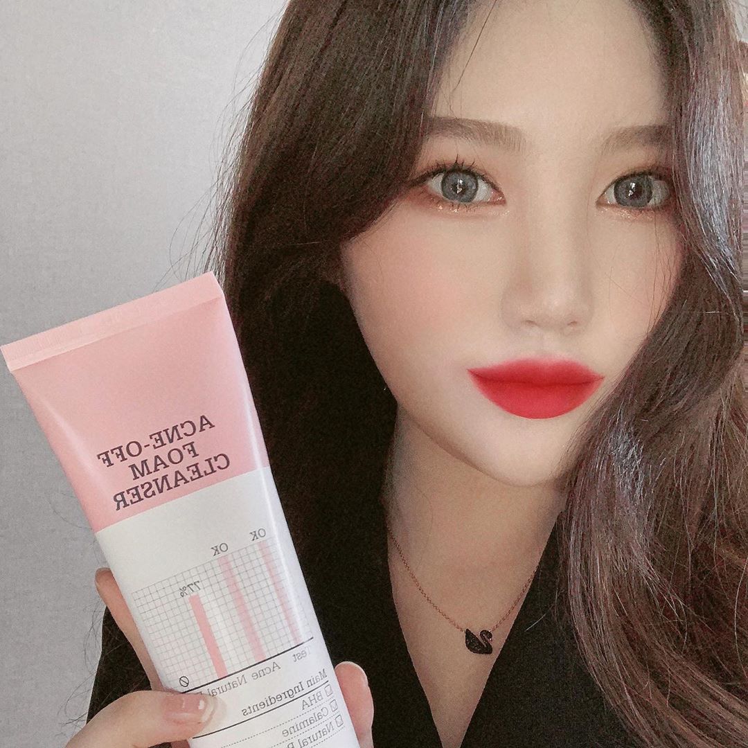 박엔젤입니다 on Instagram: “로하셀 아크네 오프 폼 클렌저 💖  여드름과 트러블 완화에 도움이 될 수 있는 성분이 함유된 폼 클렌저에요 쫀쫀하고 풍성한 거품으로 피부 자극을 최소화하고 모공 속 노폐물을 흡착하여 건강한 피부를 만들 수 있는 제품입니다! 그렇기 때문에 여드름과…”