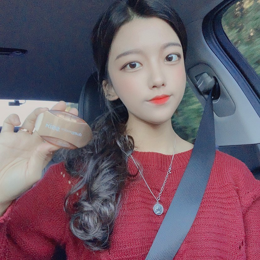 ᴴᴱᴱᴶᴵᴺ on Instagram: “휴대성 UP! 한 손에 딱 잡히는 사이즈로 휴대하기 좋아지고 사용성 UP! 왼쪽, 오른쪽 퍼프가 각각 슬라이딩 자석으로 더 편리하당 🥰 활용도 UP! 으로 미니 듀얼 브러쉬가 내장되어 있어, 자연스러운 연출이 가능한 키스뉴욕 아이브로우 스탬프 ‼️…”