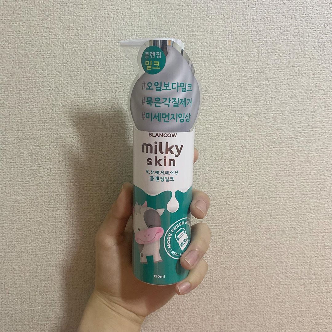 공시리 on Instagram: “블랑카우 밀키스킨 클렌징밀크 🙌🏻 강력한 세정력과 각질개선, 마사지효과를 한번에 🤩 유기농 초지목장에서 추출한 63% 우유성분으로 직접 만들어 피부 저자극 클렌저로 로션처럼 부드러운 체형감으로 롤링 마사지 효과가 뛰어남 블랑카우 밀키스킨 클렌징밀크…”