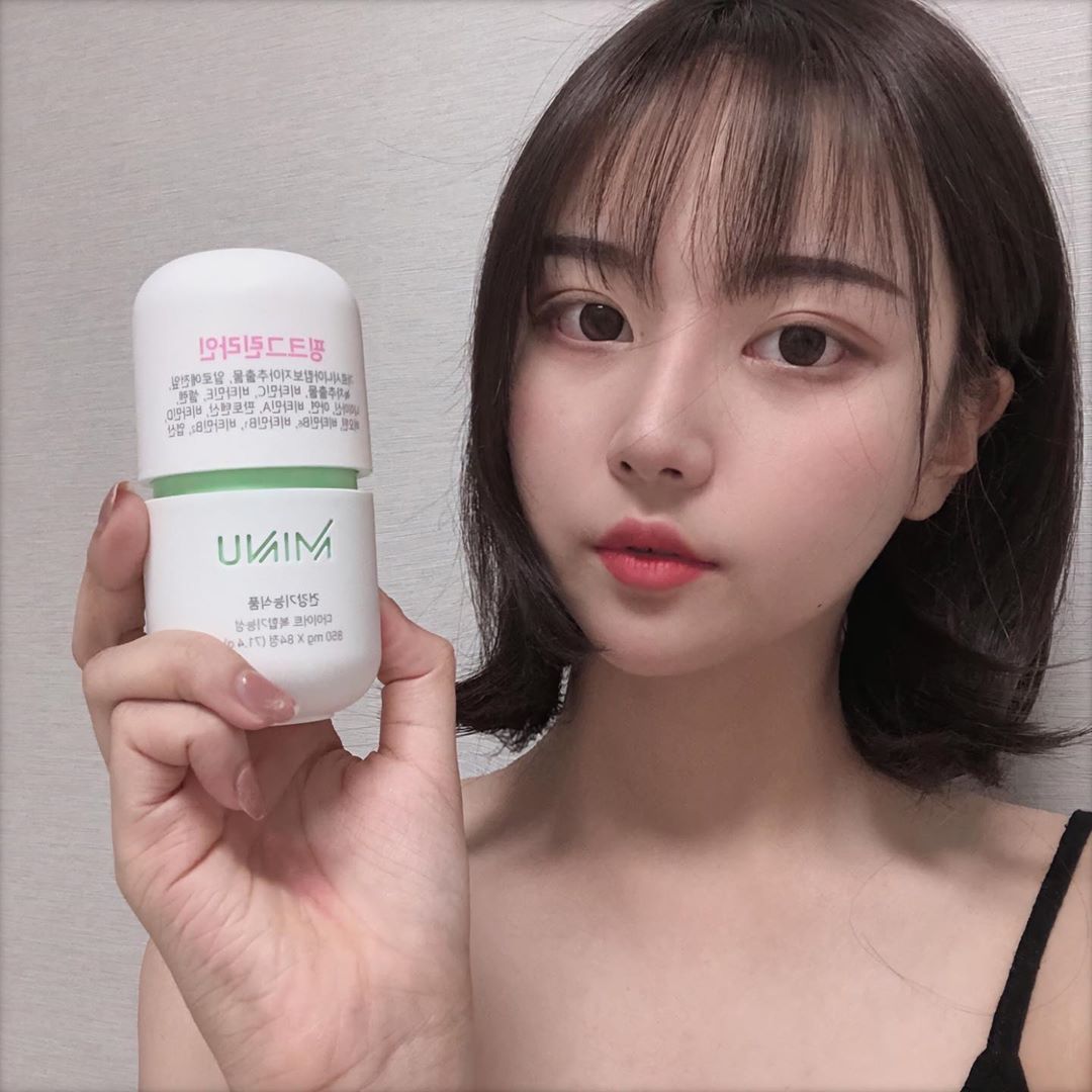 휴학생 on Instagram: “언제나 내 가방 속에 있는 미누띠 🤤 ❤🧡💛💚💙💜 .  요즘 다이어트하면서 꾸준히 미누 먹고 있는데 먹기 전보다 체지방 빠지는 속도도 훨씬 빨라지고 운동도 병행하니까 근육 붙으면서 확실히 눈에 띄게 변화한 것 같아 기분 좋다 🥴 살 빠졌다는 소리…”