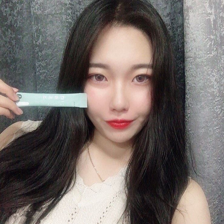 여수빈 on Instagram: “다이어트 커피로 유명한데 쓰지도 않고 엄청 맛있었다😮 찬 물에도 잘 섞여서 너무 편하고 아침마다 마시면 하루가 가벼운 느낌 🙏🏻🙏🏻 #웰스업 #칼로비카 #살빠지는커피 #다이어트 #일상 #데일리 #운동 #오늘의하루 #고딩 #instalike #맞팔…”