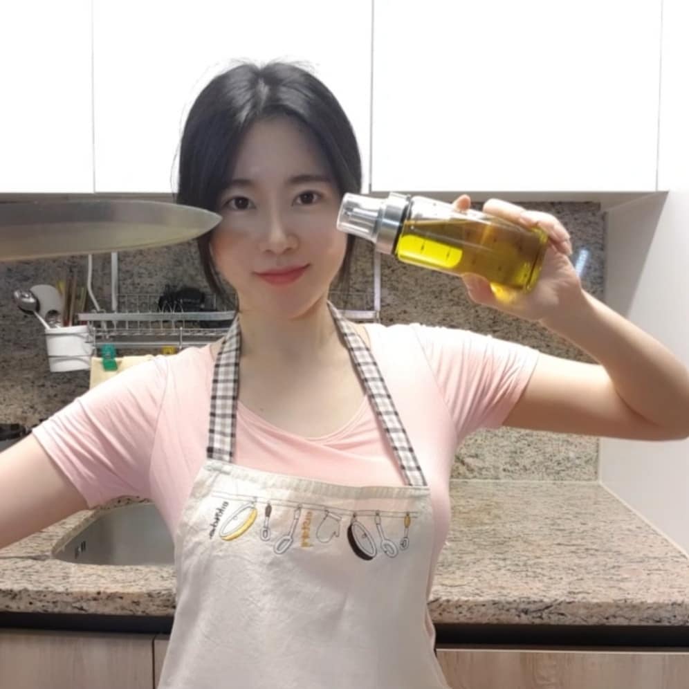사람냄새나는 사람이길.. on Instagram: “요리하는 요쟈🍆 나 칼 들었... 🔪 아니 내가 얘기하고싶은건 요 오일병이쥬🍾 싸구려 오일병 샀다가  주둥이로 자꾸 오일이 질질새서 참고 쓰다가 빡쳐서 버렸던 기억... 그 뒤로 오일병 알아보고 있었는데  요곳이 내 손에 쏴악 ✊ 사이즈도 적당해서…”