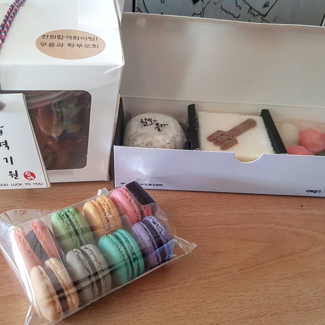 수능이 끝났다!!🎉수능 전날 급식 대박이었다..!👍당분간 떡이랑 초콜릿은 안먹어도 될거같다 한 일주일정도?ㅎ 이제 수험표로 먹으러다녀야지😁💗 #수능 #수능끝#수험생 #수험생할인 #수능떡 #수능마카롱 #급식 #초콜릿 #01 #고등학생 #고등학교 #먹스타그램 #급식스타그램