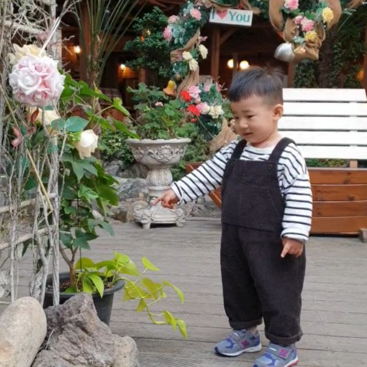 Hanmi Kang on Instagram: “외할무니랑 이모랑 아빠랑 허브향기 나들이🍂 . . 강주니의 귀여움을 더 해줄 골덴 멜빵😆 🎁 Thanks to #붐붐키즈 . . #생후548일 #17개월아기 #육아 #육아소통 #아들스타그램 #골덴멜빵 #아기후리스 #아기실내복 #어린이집원복…”