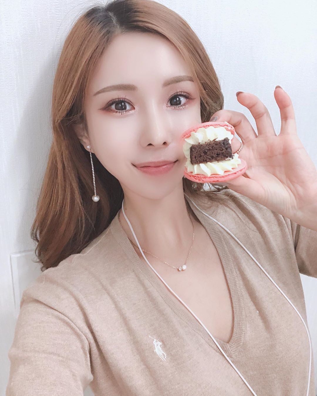 yi.seo.a💕 on Instagram: “...미친 필링에 달달함 대폭발!! #jmt#서면뚱카롱 저의 최애픽은 바로 요아이 ✨크림치즈브라우니✨ 믿고 먹는 #띵카롱 매일 달라지는 라인업 쵝오👍👍👍 3시간만에 품절된다는 역대급 클라스 당충천! 세상 행복해💕 . 앉은자리에서 3개나 냠냠😋…”