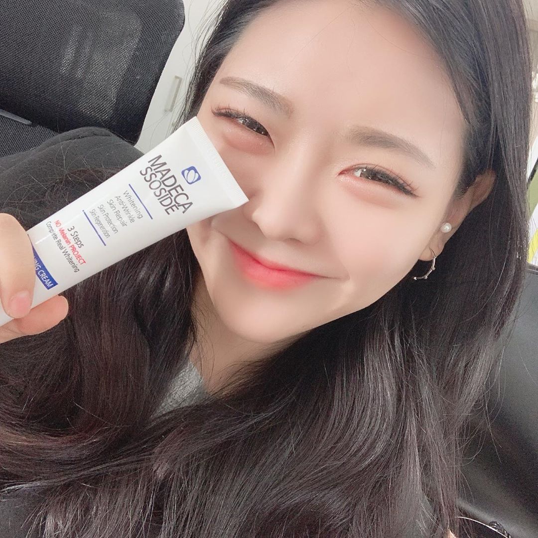 최수지(뚜디) on Instagram: “크림받았을때 작문의 편지에서 이 회사의 진심이 보여 더 믿고 사용한 제품!!! 너무너무 좋아요 진심 ㅠㅠ 아침에 얼굴에서 꿀떨어지고 저는 좁쌀여드름이 많은데 이 크림쓰고 거의다 들어갔어요 !! 얼굴도 밝아짐  리뷰 늦게 써도 좋으니 꼭 꾸준히 써보고…”