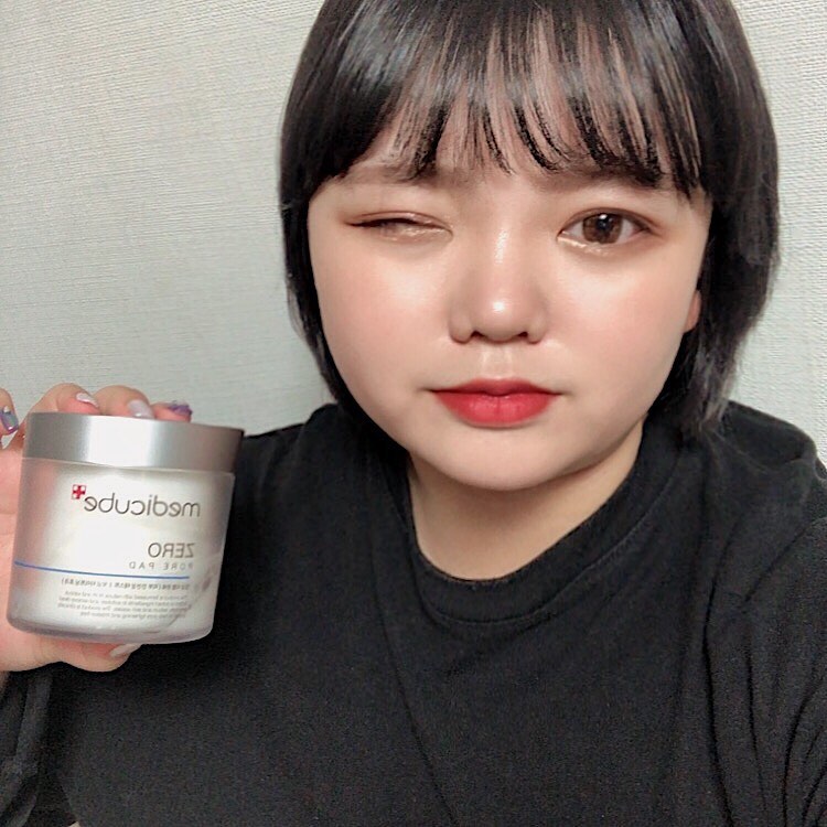 홍도아 on Instagram: “메디큐브 제로모공패드 . . ❗️2주 임상시험을 완료한 모공패드 ❗️패드한장으로 모공,각질, 피지 정리가  뛰어난 패드 ✅ 실제로 2주동안 써봤는데 얼굴씻고 스킨로션 대신으로 써도 될만큼 수분도 가득하고 모공도 축소되서 스킨로션 바르기 귀찬으신분…”