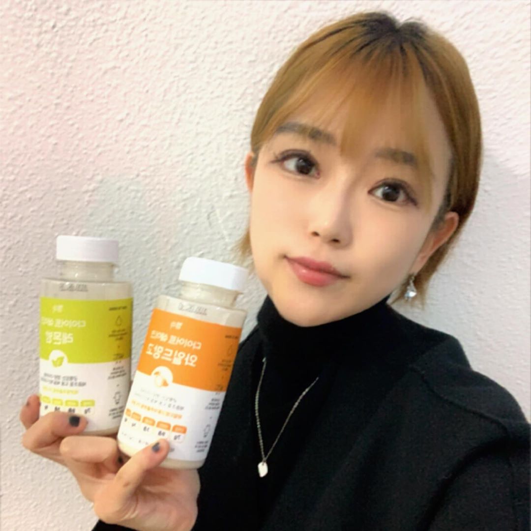 상희 ( 24 ) on Instagram: “여자는 365일이 다이어트라구 항상 다이어트 때문에 스트레스 받는데 이 쉐이크 하나면 다이어트 실패할 일 절대 없당 ㅠ_ㅠ  먹기도 간편하구 무엇보다 맛있어서 최고 ,, 다이어트 제품 고민하시는 분들은 우선 믿고 먹어보세요 👍🏻♥️ . . . .…”