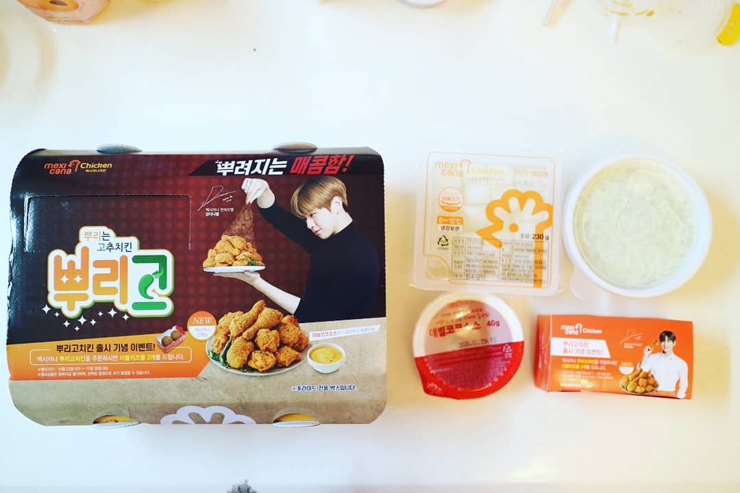 🍻🍻🍻
맨날 먹는 치킨만 먹다가 
뿌리고치킨이 새로 나왔다길래 주문해봤어요.
사실 주문하게 된 진짜 이유는 더블치즈볼이 서비스이기 때문이에요🤭🤭🤭
신나 신나~ ㅎㅎㅎ

뿌리고는 뿌리는고추치킨을 말하는데요. 
데빌코코소스를 따로 내어 주셔서 색다른 맛을 즐길 수 있었어요.(더 매콤해버림)

뭐 물론 치킨만 먹어도 아주 맛이가 있음, 그리고 다음날 먹어도 꿀맛(닭강정인줄 ㅎㅎㅎ) 
다만 향이 조금 있는 편이라 이부분은 호불호가 있을 수 있어요. 
그리고 매운 음식 잘 못 먹는 딸랑구는 맵다고 우유를 벌컥벌컥 ㅋㅋㅋ 라면먹는 초딩생부터 맛나게 먹을 듯 합니다.

대땅 맛있는 더블치즈볼... 👍👍
딱 두개라 너무 슬펐던 1인.
딸랑구는 치즈 늘어난다고 신나벌임, 하나 더 먹고 싶다고 징징, 
안돼 ㅋㅋ 포기할 수 없어!  이건 무조건 많이 주문할래.

맨날 먹는 치킨이 질릴 때 뿌리고 치킨 추천해요💕💕💕 #멕시카나신메뉴 #뿌리고치킨 #멕시카나신메뉴뿌리고치킨
#멕시카나햇빛벽산점 #멕시카나 #맵단짠 #더블치즈볼 #치즈볼 #치킨배달 #야식 #저녁메뉴추천 #치킨맛집 #구월동멕시카나 #인천멕시카나 #맛있는뿌리고 #구월동배달 #ad