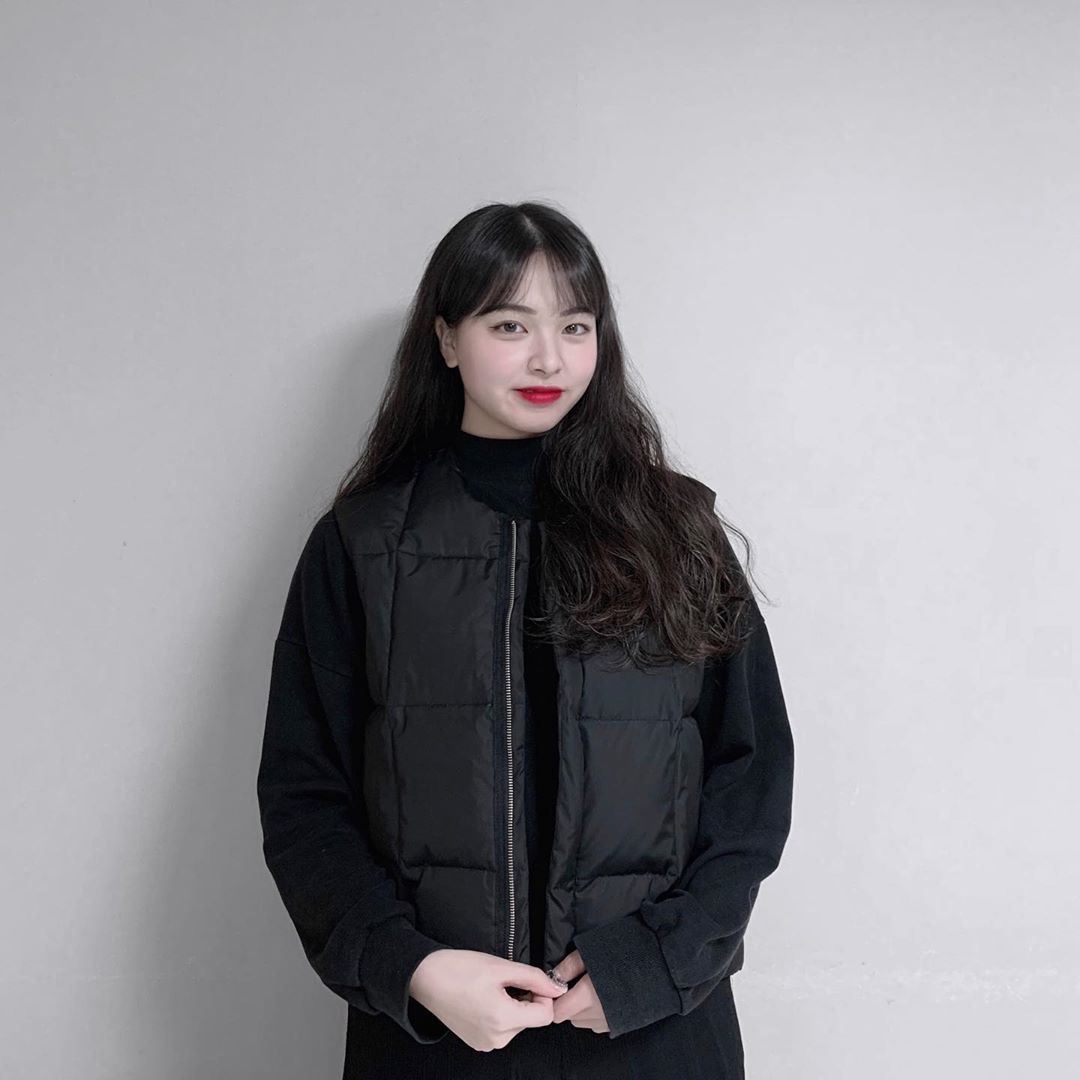 유진 on Instagram: “겨울엔 역시 덕다운 패딩조끼,, 따뜻행,,
남성용인데 크롭이라 저한테도 잘 어울리죠?”