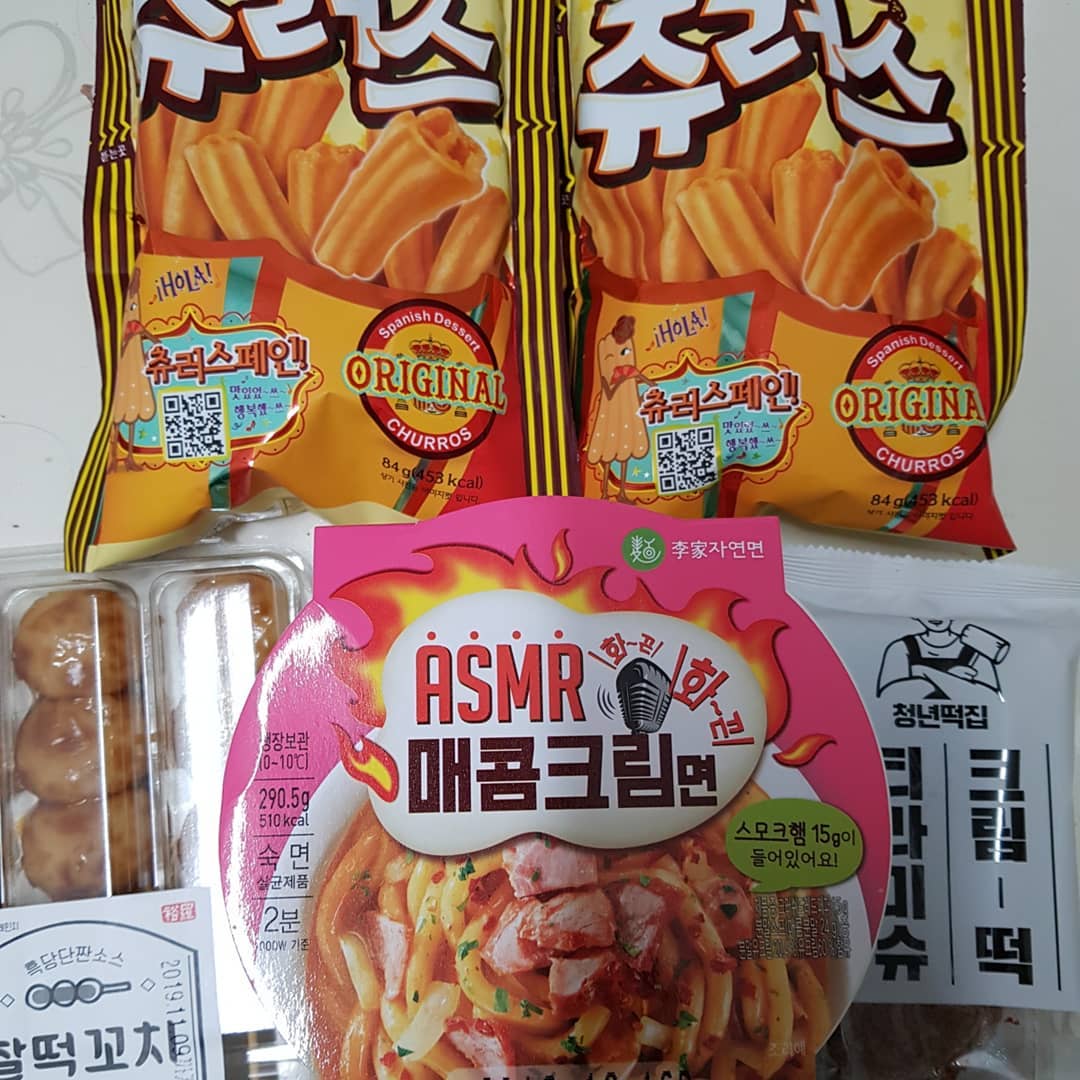 먹은건 많은데 언제 다 올리지..?🤔
암튼 #이제 #자주 #업로드 #해야지😂 
#리뷰도 #해야지💪

#츄러스과자 한봉지만 먹기는 아쉬우니까 두개ㅎ
 #찰떡꼬치 은근 호불호 난 호 #asmr매콤크림면 그냥 존맛 다만 양이 두입컷
 #청년떡집티라미슈크림떡 기대보다는..좀  밍밍.. #오예스당근크림치즈 처음에는 별로였는데 먹다보니 괜찮은..? #칙촉티라미수 그냥 화이트 초콜릿 박혀있는 칙촉
#칙촉브라우니 존맛까지는 아니지만 맛있다
#치킨팝 말할 필요있나요..? #편의점음식 #편의점 #과자 #먹스타그램 #돼지그램🐷