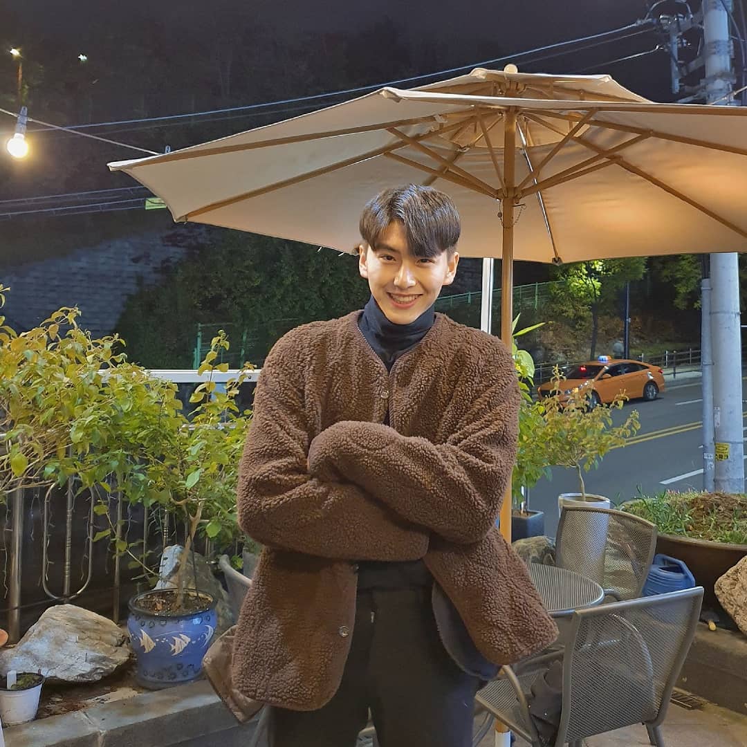 LeeHyun Jin on Instagram: “너무 포근하고 귀여운 곰돌이룩🐻 . . . . . . . . #일상그램 #일상스타그램 #오오티디 #남자옷 #남자패션 #남자쇼핑몰 #미니멀 #미니멀룩 #의류 #패션 #패딩 #아우터 #후드 #티셔츠 #바지 #니트 #리뷰쉐어 #촬영 #모델 #ad…”