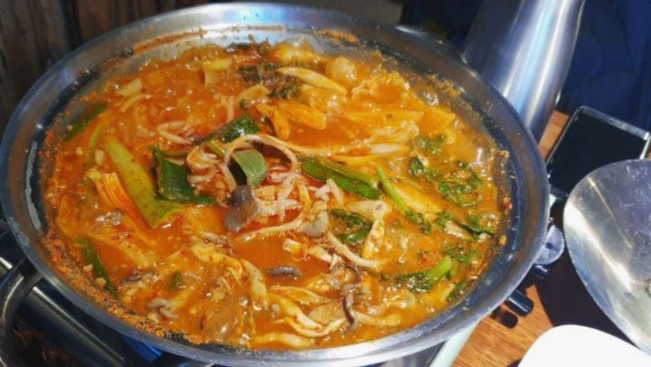 우슬초 on Instagram: “#첫줄 남편과 함께 햇살이 정기검진 다녀오고 점심먹으러 동탄 반월동 외식창고로 갔어요🍽 ㅎㅎ 외식창고에서 이베리코 2인분과 소곱창전골 먹고 왔는데 오랜만에 고기랑 곱창 먹어서 그런지 너무 맛있었어요 💕 ⠀ 고기랑 함께 나오는 밑반찬들도 고기랑…”