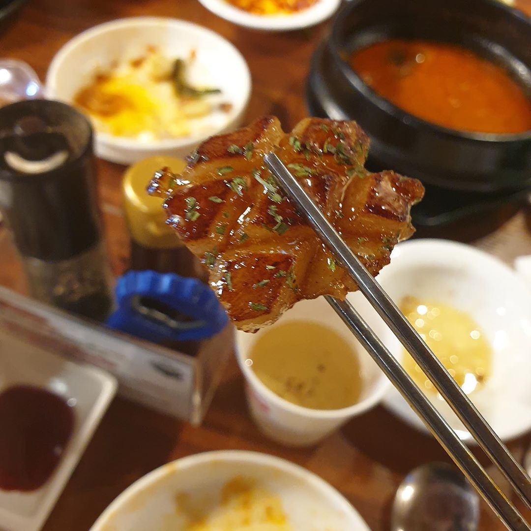 하나 on Instagram: “. #88선수촌 . 미담제작소에서 운영하는 냉삼겹살,통껍데기 맛집에 다녀왔어요! . 이번 동겹살이 신메뉴로 추가되었다는 소식이있어서  엄청 설랬다구요...! . 원래 맛집으로 유명한곳이라, 신메뉴가 엄청 기대되었어요 혹시나가 역시나! 핵맛탱...💞…”