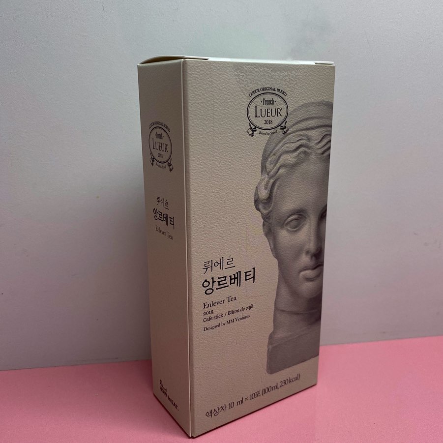 김고은 on Instagram: “휴대하기 좋은 붓기차  #뤼에르앙르베티 ✨🥃 ⠀⠀⠀⠀⠀⠀⠀⠀⠀⠀⠀⠀⠀⠀⠀ 제가 붓기 대마왕이라 호박즙 팥물 등등 안먹어본게없는데 이제품은 확실히 좋더라구욥! 🤤 게다가 파우치에 들고다니기 좋은 작은제품이라 요즘 챙겨서 먹고있어요 !쓴 한약같은 맛이…”