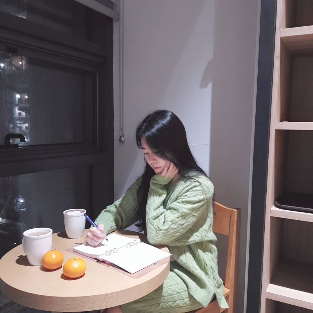사람냄새나는 사람이길.. on Instagram: “일기쓰는 여자📝 1300k에서 2020년 다이어리가 나왔당 반짝반짝 이뿌기도 하지 1300k에서 이쁜 다이어리 많이 팔아요ㅎ 이왕 쓰는거 이쁜곳에다 쓰면 좋츄😁일지 쓰는곳도 깔끔하게 되어있어서 좋다  예쁜다이어리와 함께 2020년은 좀 더 아름다운…”