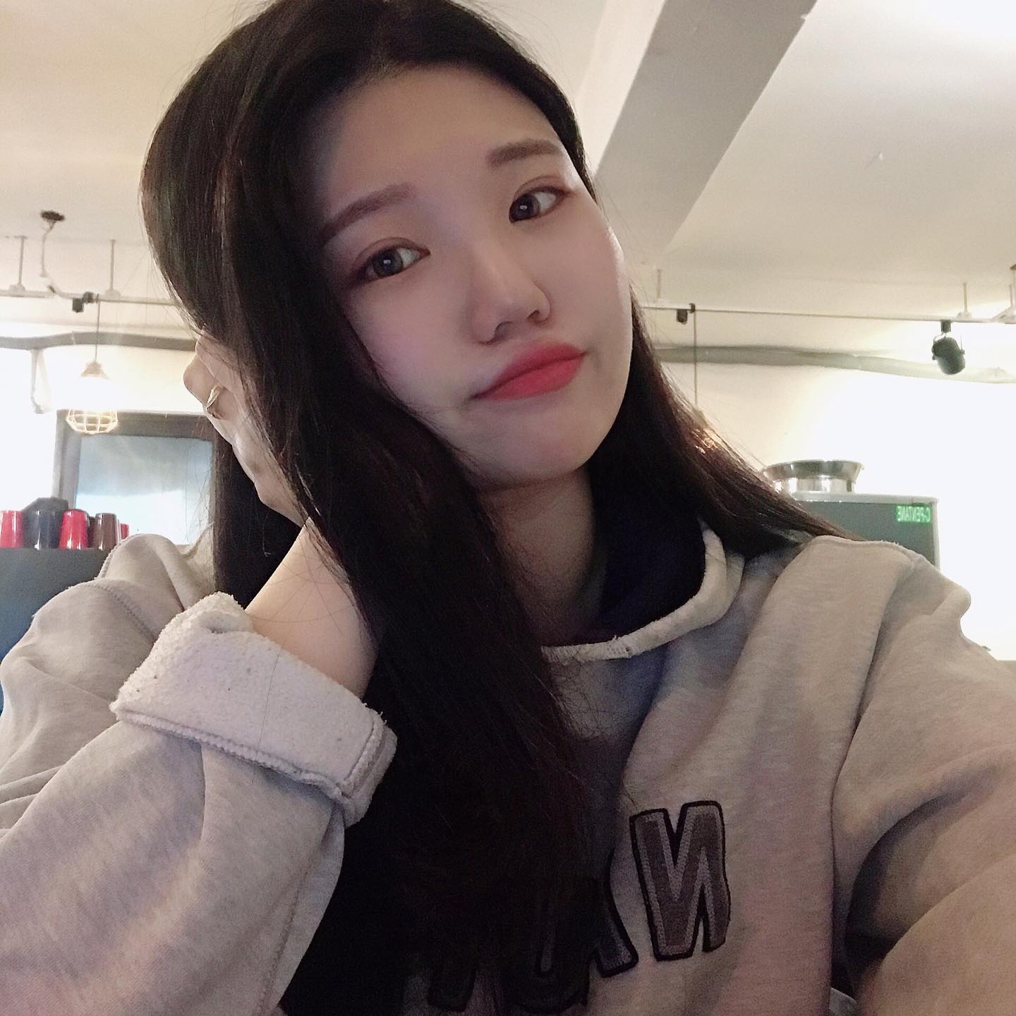 여기는 카페
자격증 이제 나랑 그만만나자#🙏🏻 근데 그와중에 반지 왤케이쁘니 누구닮아가지구sungjin_25 
너가좋아하는#녹차라떼 #오늘은내가마실게