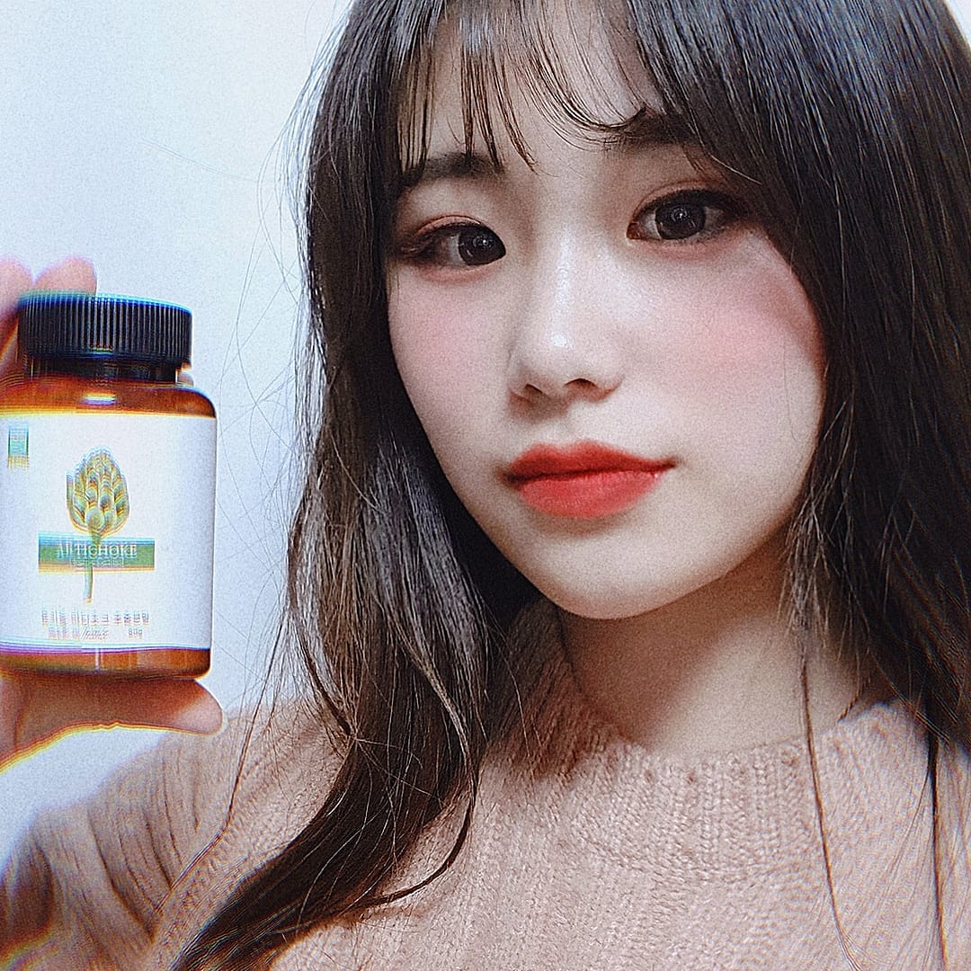 히주❤ on Instagram: “요즘 완전 핫🔥한 아티초크 저도 먹어봤어용 :3  마실 때 풍기는 진한 허브향도 좋고, 제조 과정이 깨끗하고 안전한 만큼 건강한 맛이랍니당! 저는 개인적으로 따땃~한 물에 타먹는게 훨씬 맛있었어요 😆 아 그리고 아티초크는 브로콜리, 당근, 양배추 등…”