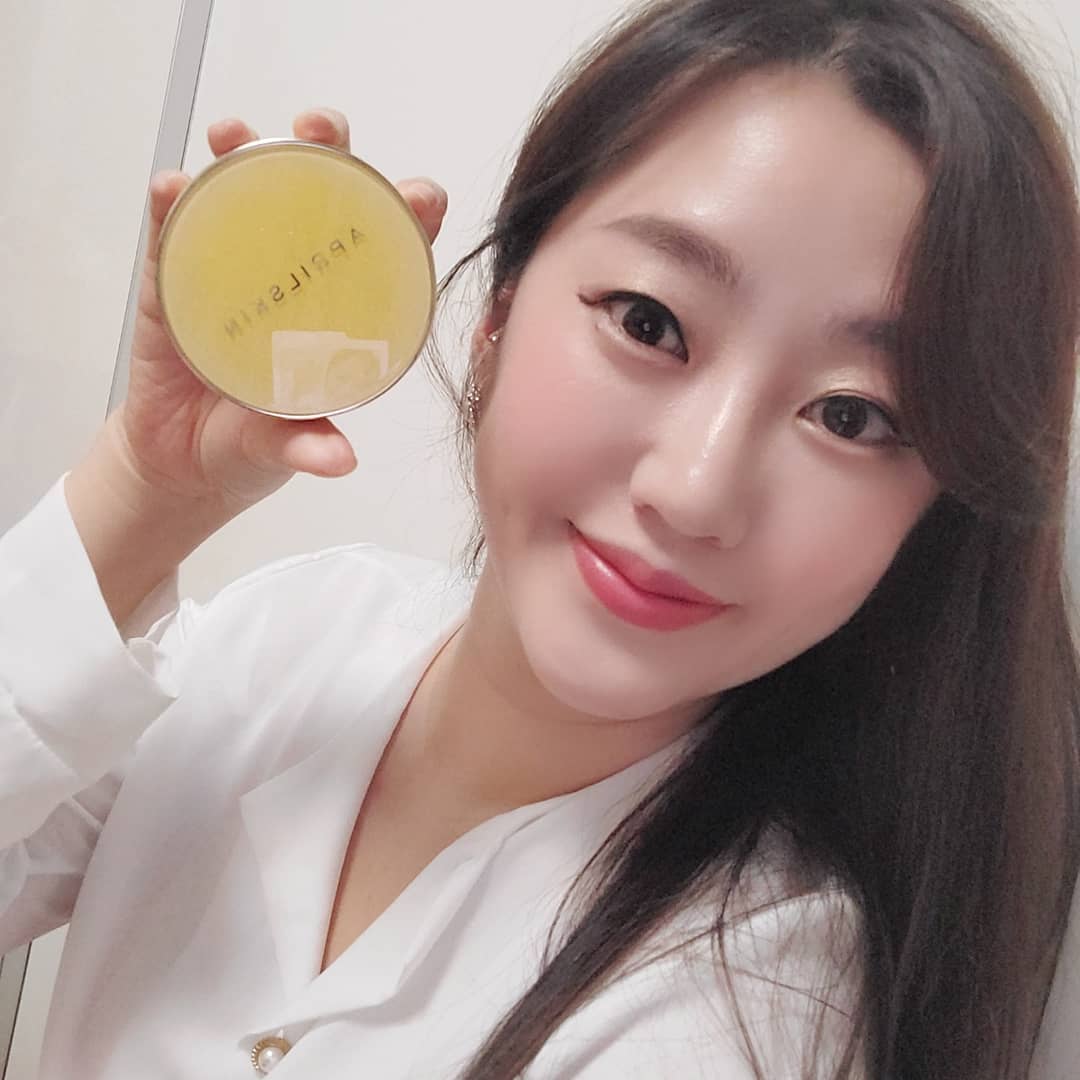 이은지/양산/맛집/먹방/아재입맛/일상/여행👌 on Instagram: “인생쿠션🌸🌸케이스도 너무 예쁜데 꽃문양 쿠션 실화?  두번반함.. 촉촉함과 화사함..지속력까지~에이프릴스킨 상줘야될듯!! #에이프릴스킨#aprilskin#리얼카렌둘라앰플광쿠션#카렌둘라쿠션 #겨울쿠션#광채쿠션#쿠션추천#추천템#AD#리뷰쉐어…”