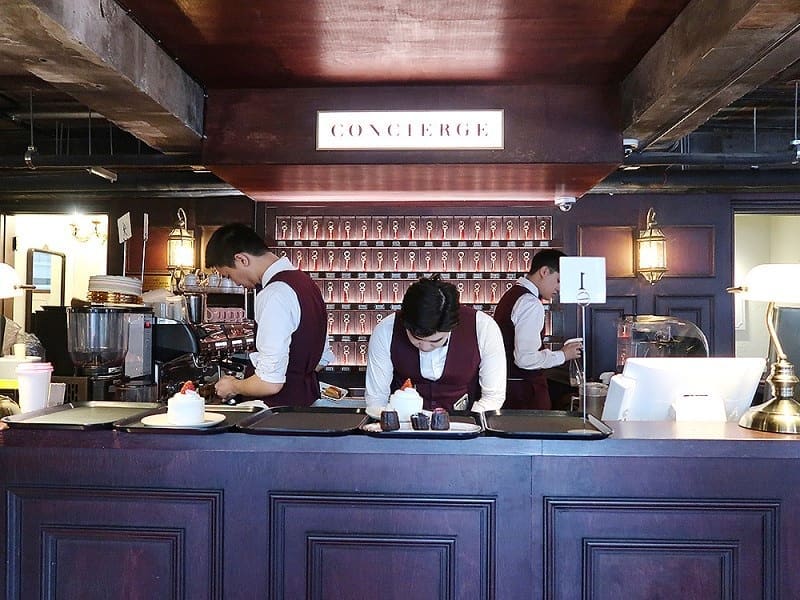 Hotel Del Luna
객실장님 저 202호 구경해도 될까요?

#익선동 #호텔델루나 #호텔세느장 #잘놀다갑니다 #장만월사장님 #익선동핫플 #hoteldelluna #IU #hotelseinejang #seinejang #hotelseinecafe #hotelseine
