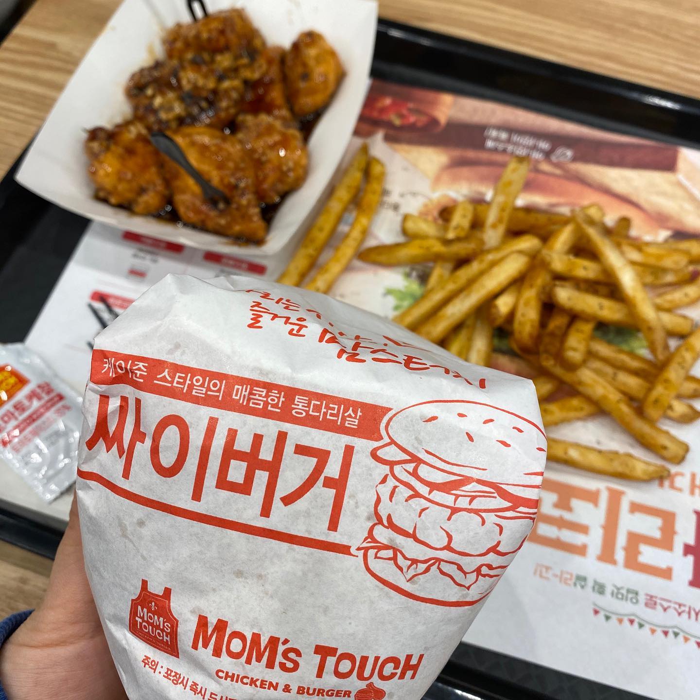 내가 젤루 좋아하는 #맘스터치 드디어 상암동에!!!!!!!!
최애 싸이버거와 함께 신메뉴 인듯한 치킨 메뉴! 
사실 맘스터치는 감자튀김이 진짜 제일인뒈~~~~~~ 아시죵?

싸이버거 단품 3,400원
싸이버거 세트 5,600원
찜햇닭강정 싱글 4,000원

#상암맛집 #맘스터치