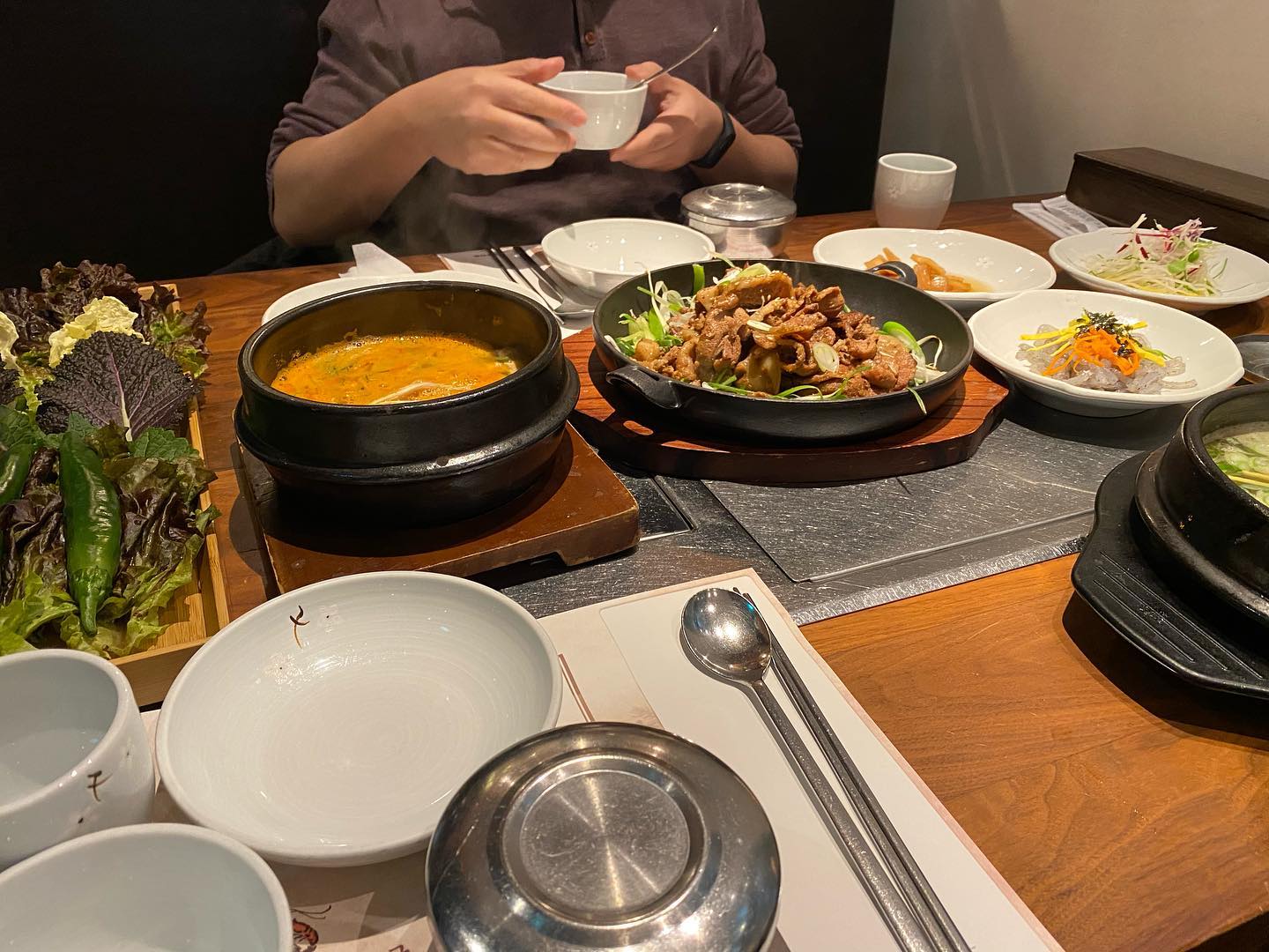 왕갈비탕과 매운갈비찜에 의존하던 #상암맛집 #송추가마골 
드디어 다른 메뉴 도전!!!!!!!! 근데, 된장찌개 왜 개운해요? 왜 고기 크고 맛있어요? 샐러드가 입맛 올려줘서 컨디션 떨어져서 힘들던 오늘 처음으로 웃음^^....(단순)

숯불돼지고기쌈밥 13,000원/인

#상암맛집 #송추가마골인어반